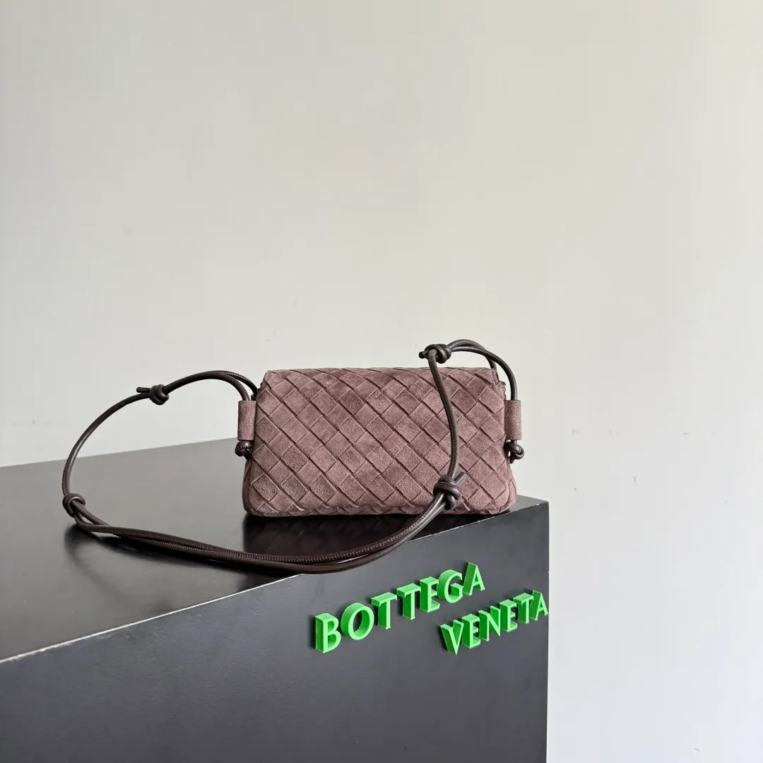 Batch 1720 Bottega Veneta’s new early spring products are here◍˃ᵕ˂◍ The super cute little bag captures my heart every time. This kind of simple little bag that can be carried on the back at any time is really convenient. The surprise of this Notturno clutch lies in the three independent spaces inside. Babies with a lot of belongings must be able to empathize with the tiredness of searching for items for a long time every time. This divided area design simply captures my heart. Style number: 843893 Size: 21*11*9cm Color: suede black and brown